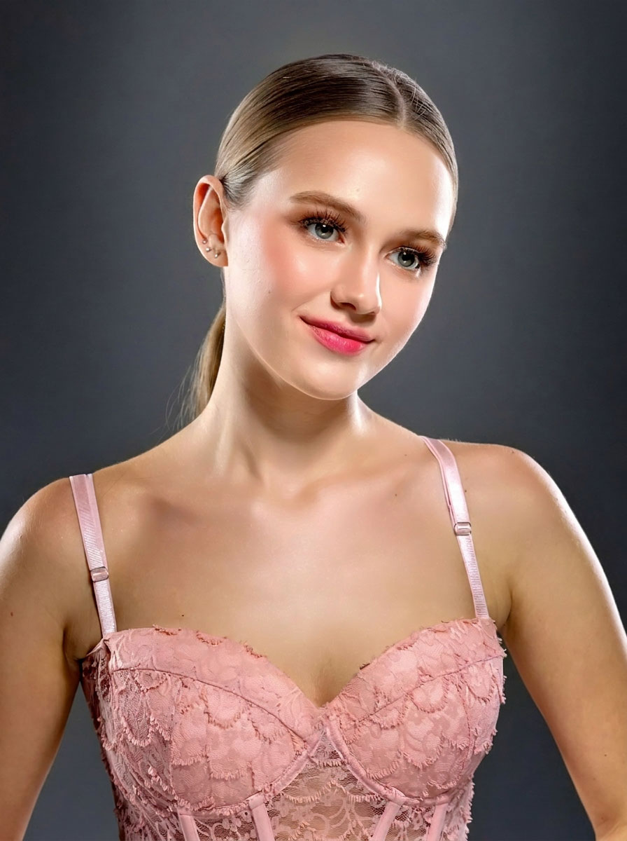 Beauty portrait with soft studio light by Bagan Sisworo